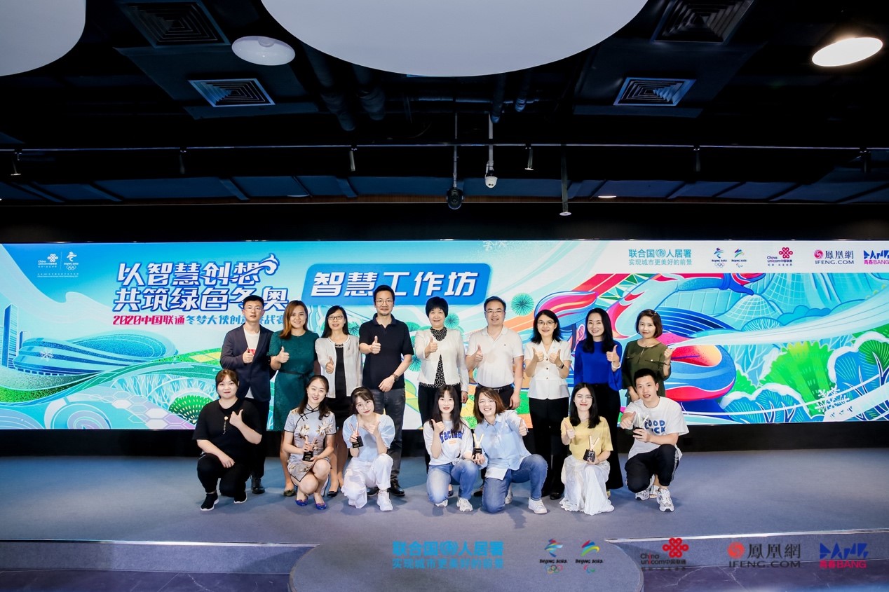 大赛评委与获奖者合影