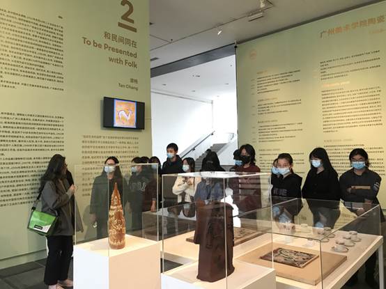 5.樊林老师作为“关于陶瓷的十种好方式”广美陶艺教学成果梳理展策展人,组织美术史学生在展览现场上课